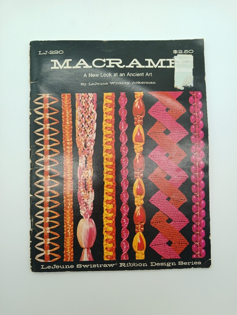 Macrame Ribbon Design Book - Picture 1 of 2